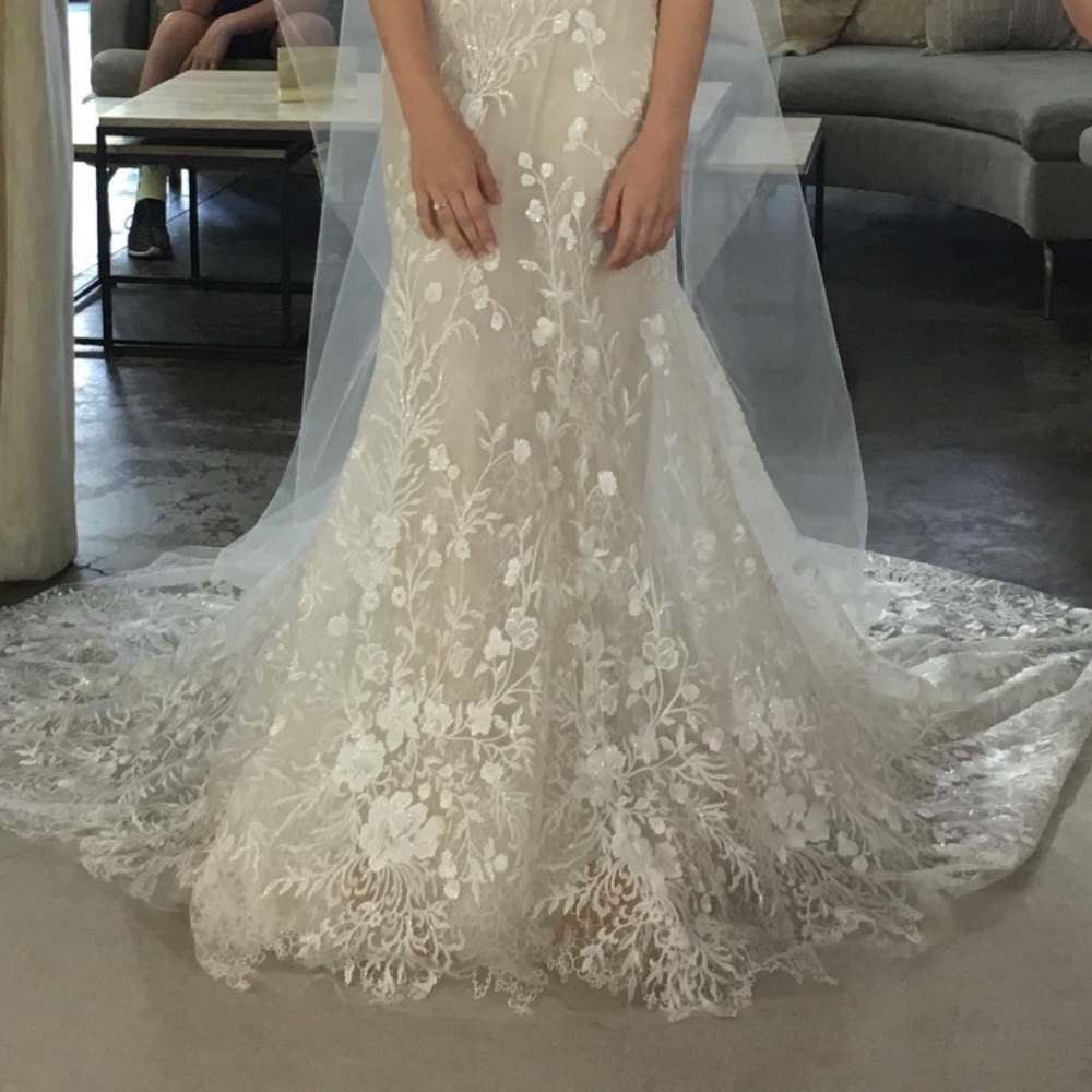 Monique Ihuillire wedding dress - Picture 4 of 6